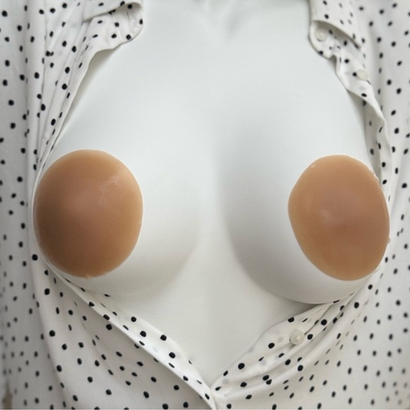 Seamless Nude Silicone Reusable Nipple Covers (Caramel Brown) - Picture 3 of 9
